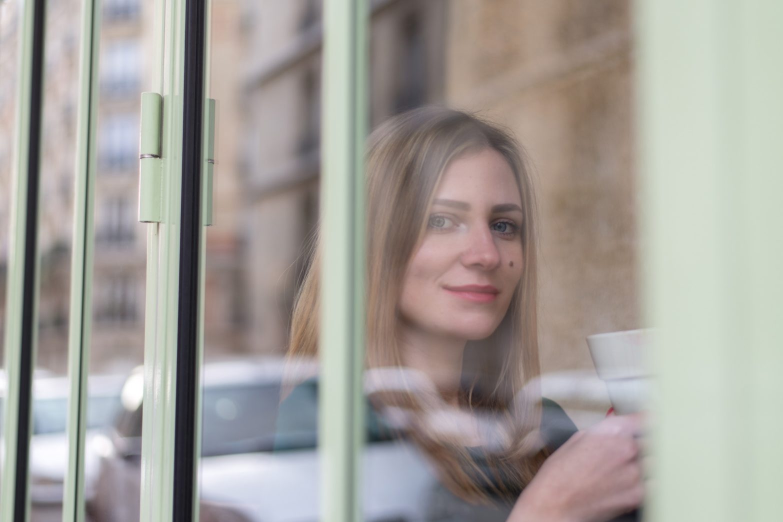ガラスを通すことで適度にコントラストが下がり、幻想的な雰囲気に仕上げる