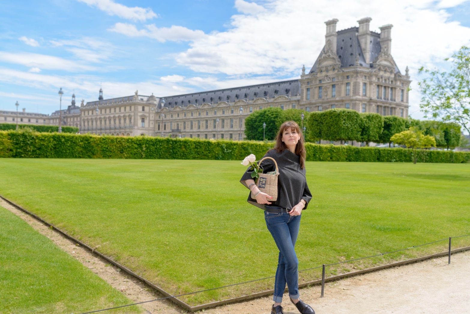 ジーンズが似合う40代パリジェンヌモデルとパリ1区で広告撮影