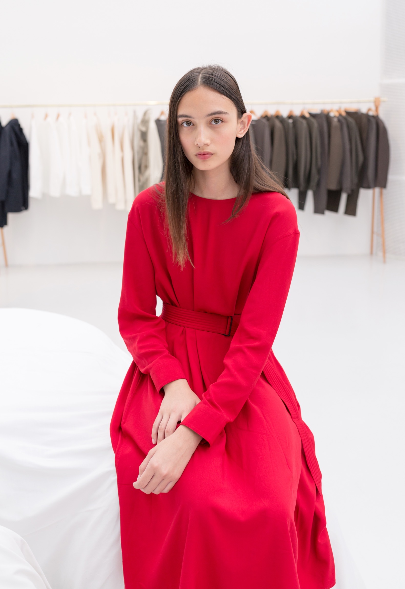 Dans cette atmosphère calme, le photographe communique directement avec les mannequins.