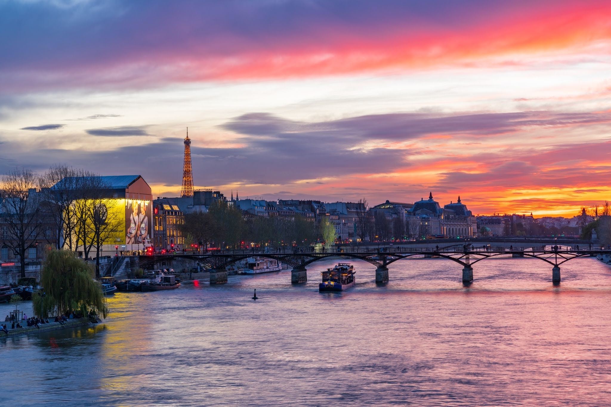 La Tour Eiffel et la Seine prises depuis le Pont Neuf à l'heure dorée