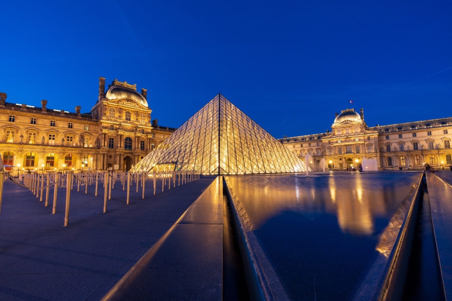 真冬の夜に撮影した無人のルーブル美術館中庭