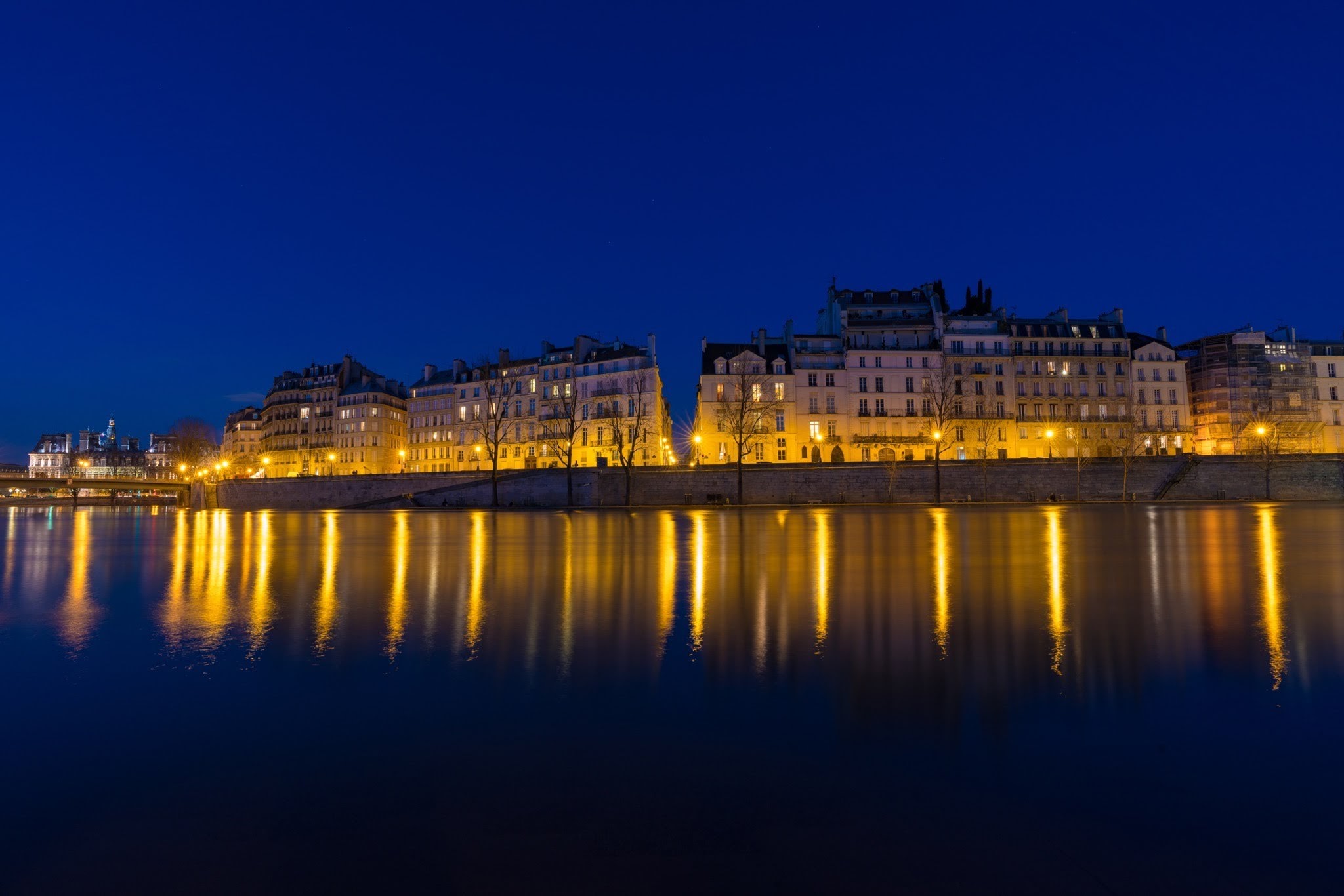 L'île de Saint-Louis et le ciel nocturne azur capturés dans la Seine en hiver