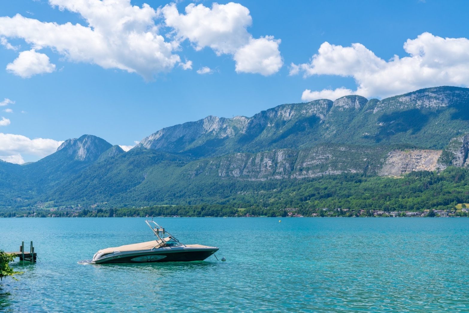 アヌシー湖で撮影したエメラルドグリーンの世界