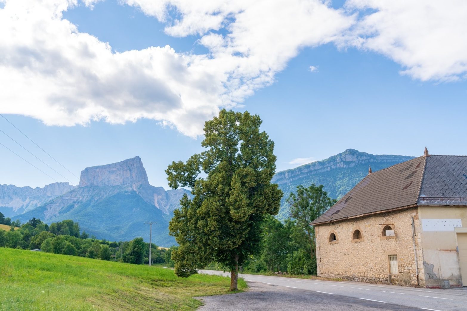 アヌシー近くの山の風景写真
