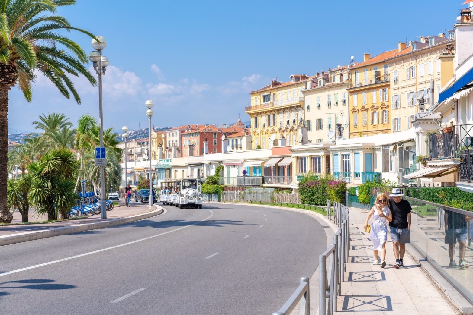 開放感溢れるニースの海岸沿いの風景