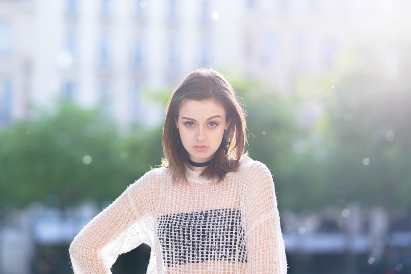 タンポポの綿毛がいい感じに反射して、幻想的なポートレート表現へ