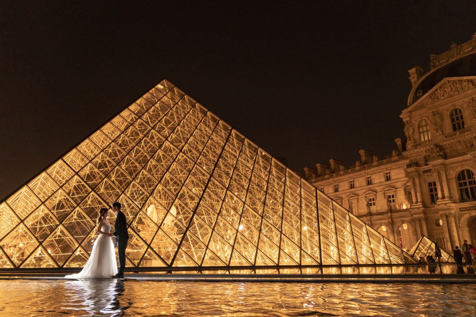 ルーブル美術館で前撮りフォトツアー