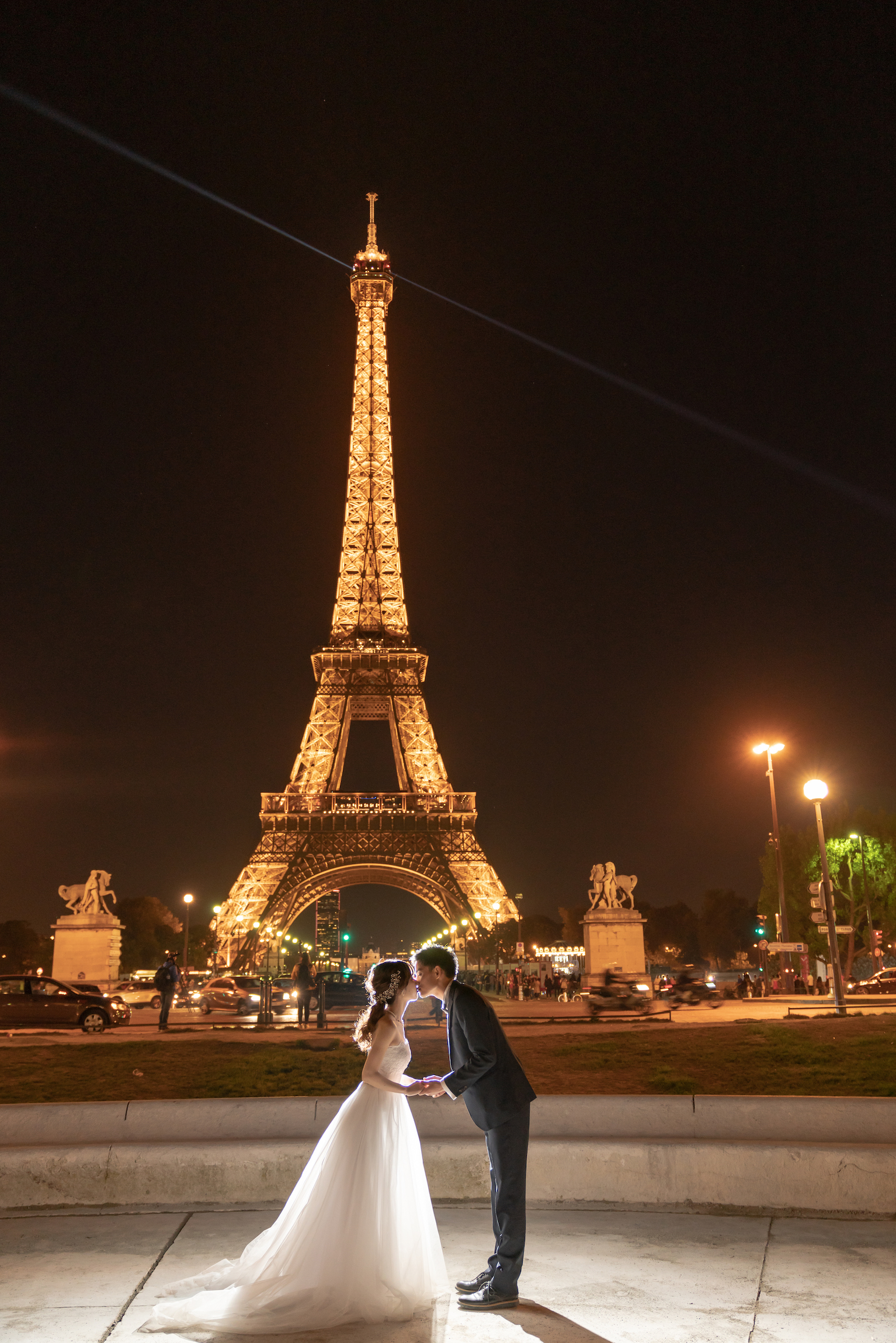 トロカデロ広場でライティングを加えた前撮りフォトツアー