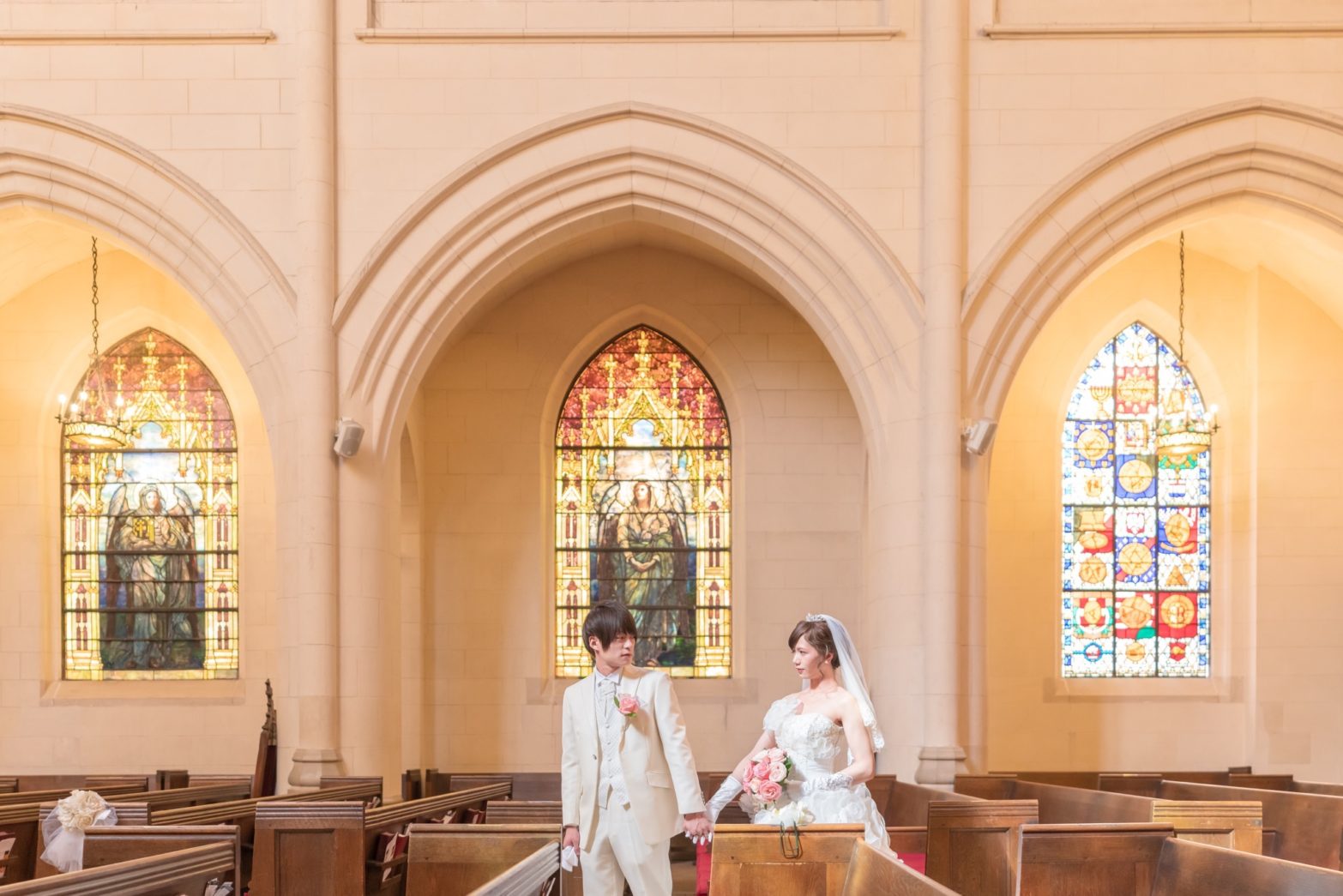 ティファニー寄贈ステンドグラス前でロマンチック・フォト