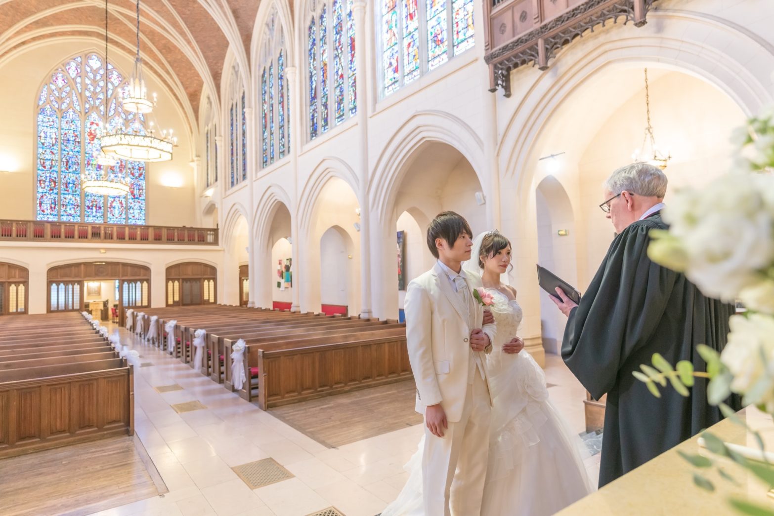 美しいヴァージンロード＆煌びやかなステンドグラス