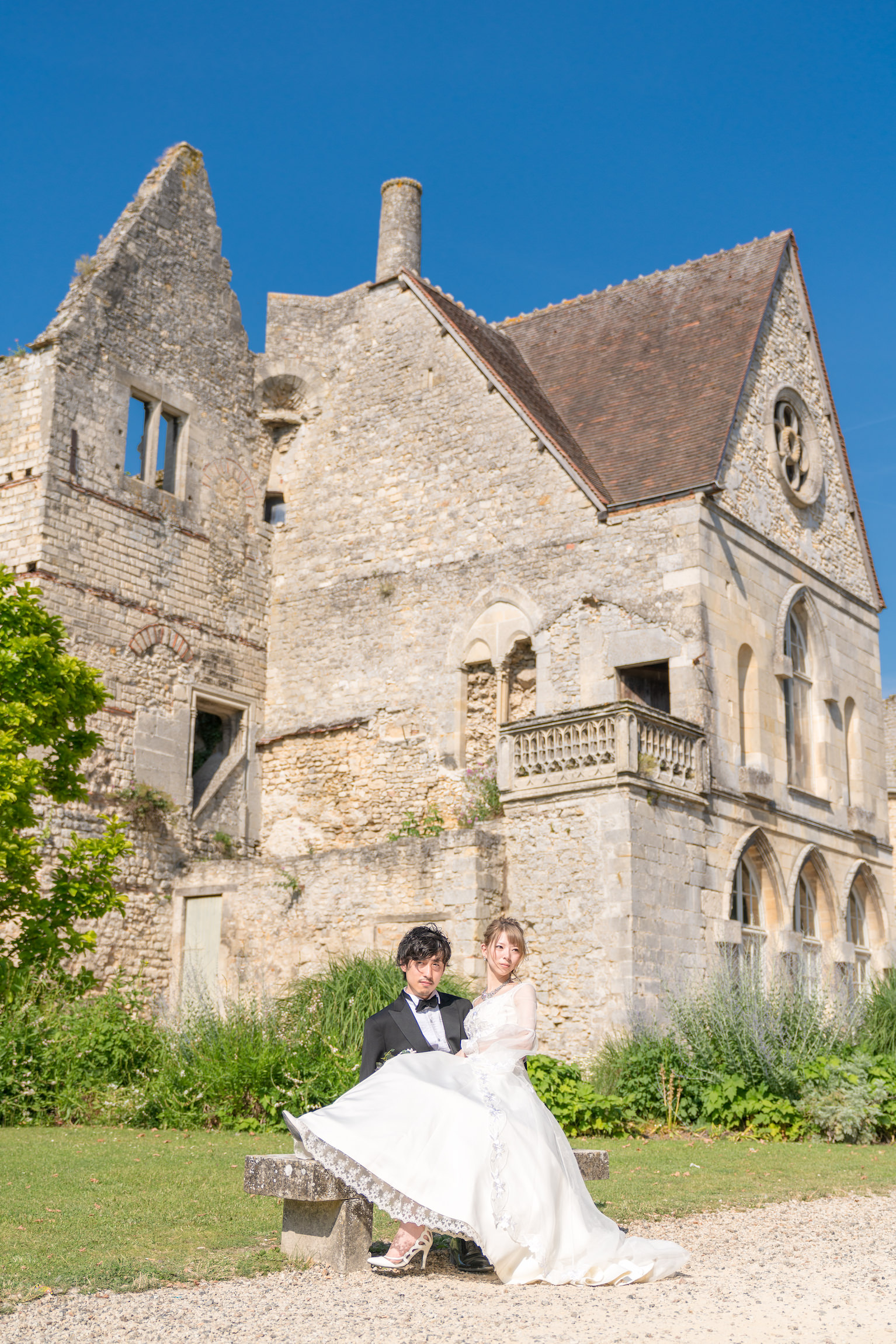 古都サンリスの遺跡前でウェディング・ショット