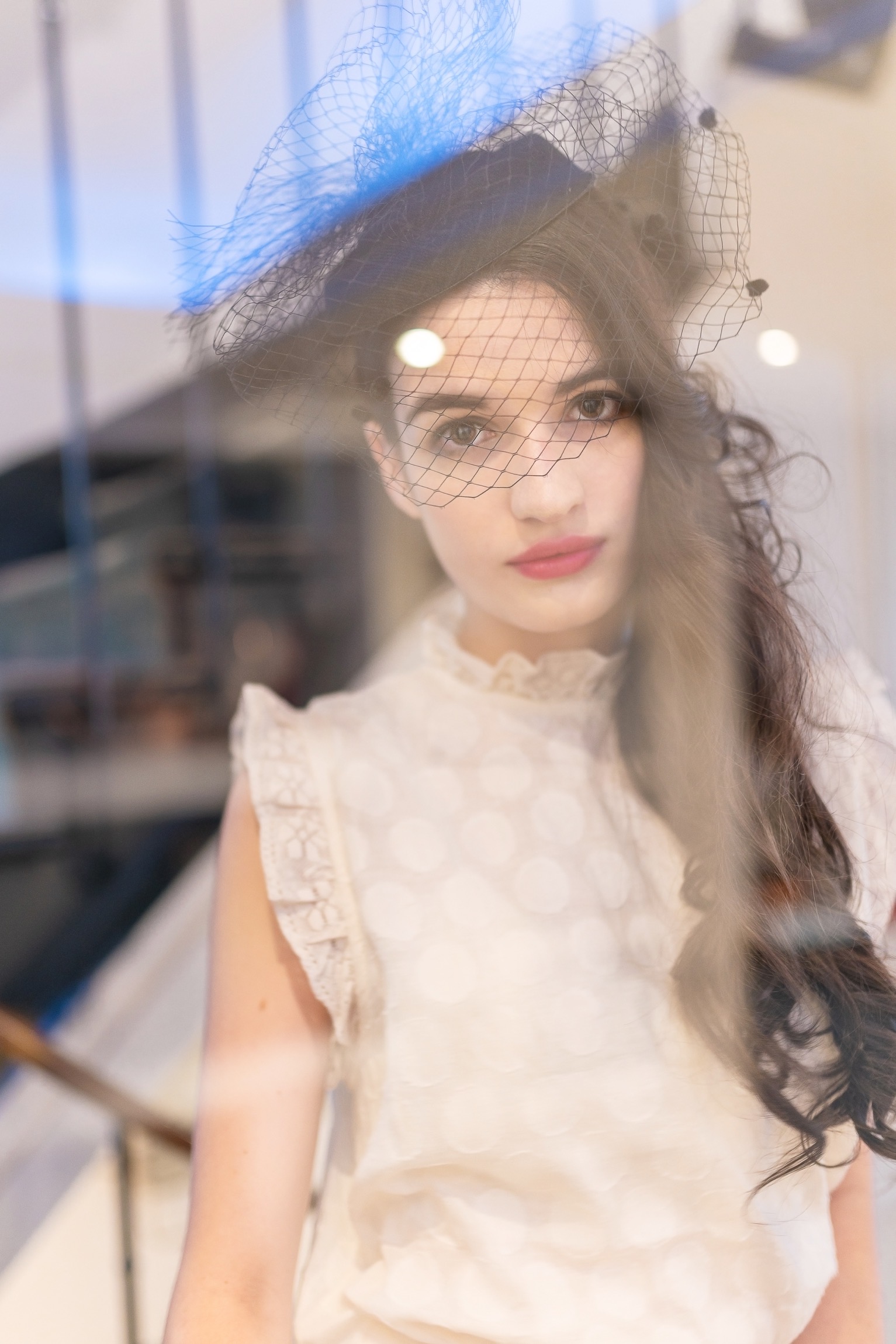 ガラスの映り込みを利用したテクニックで幻想的なポートレート写真へ