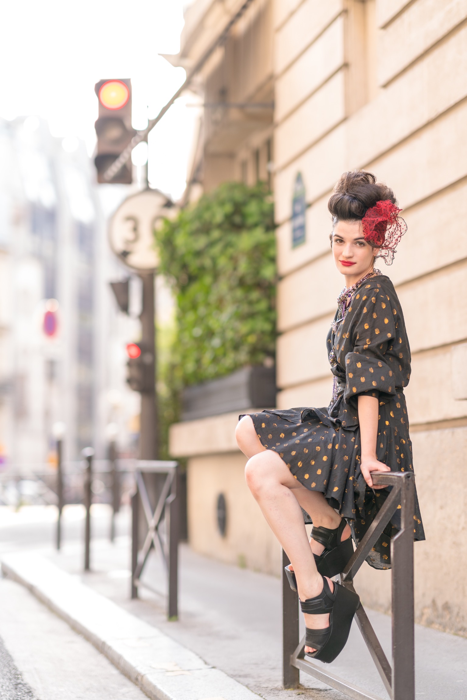 パリの住宅街で半逆光を利用したふんわりポートレート撮影