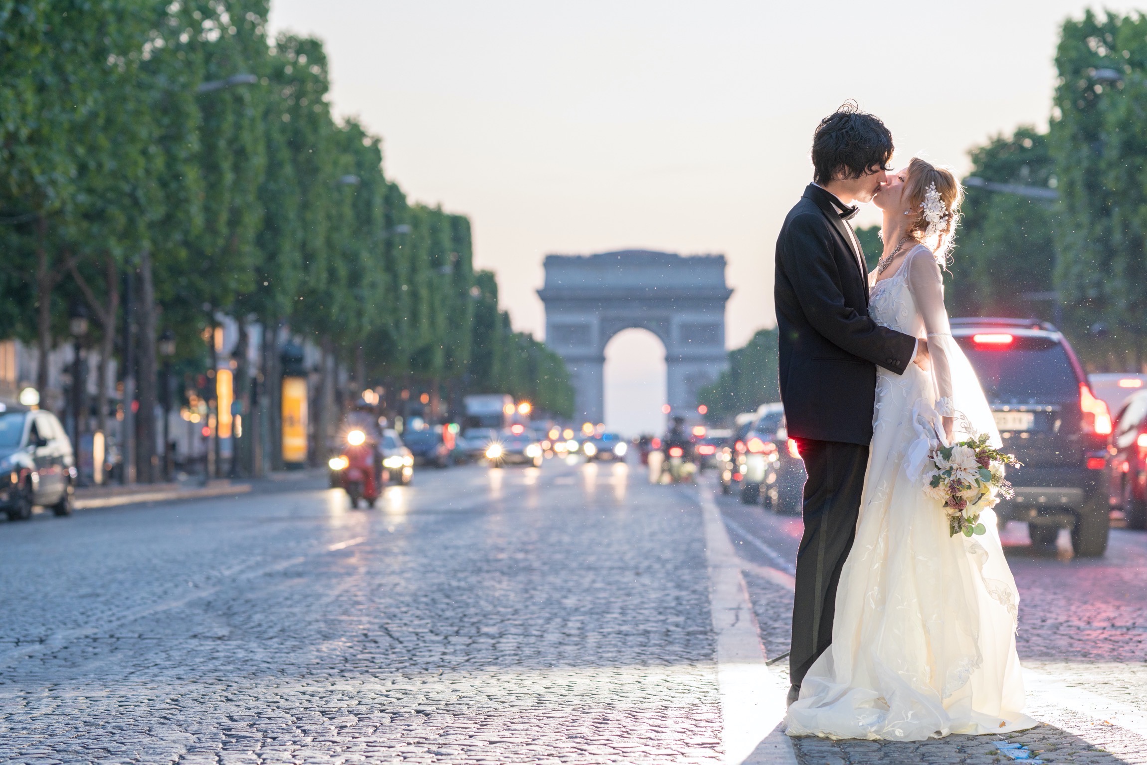 Le contre-jour, qui est un allié même sous la pluie et la neige, prend encore plus de vie dans les photos de mariage de nuit