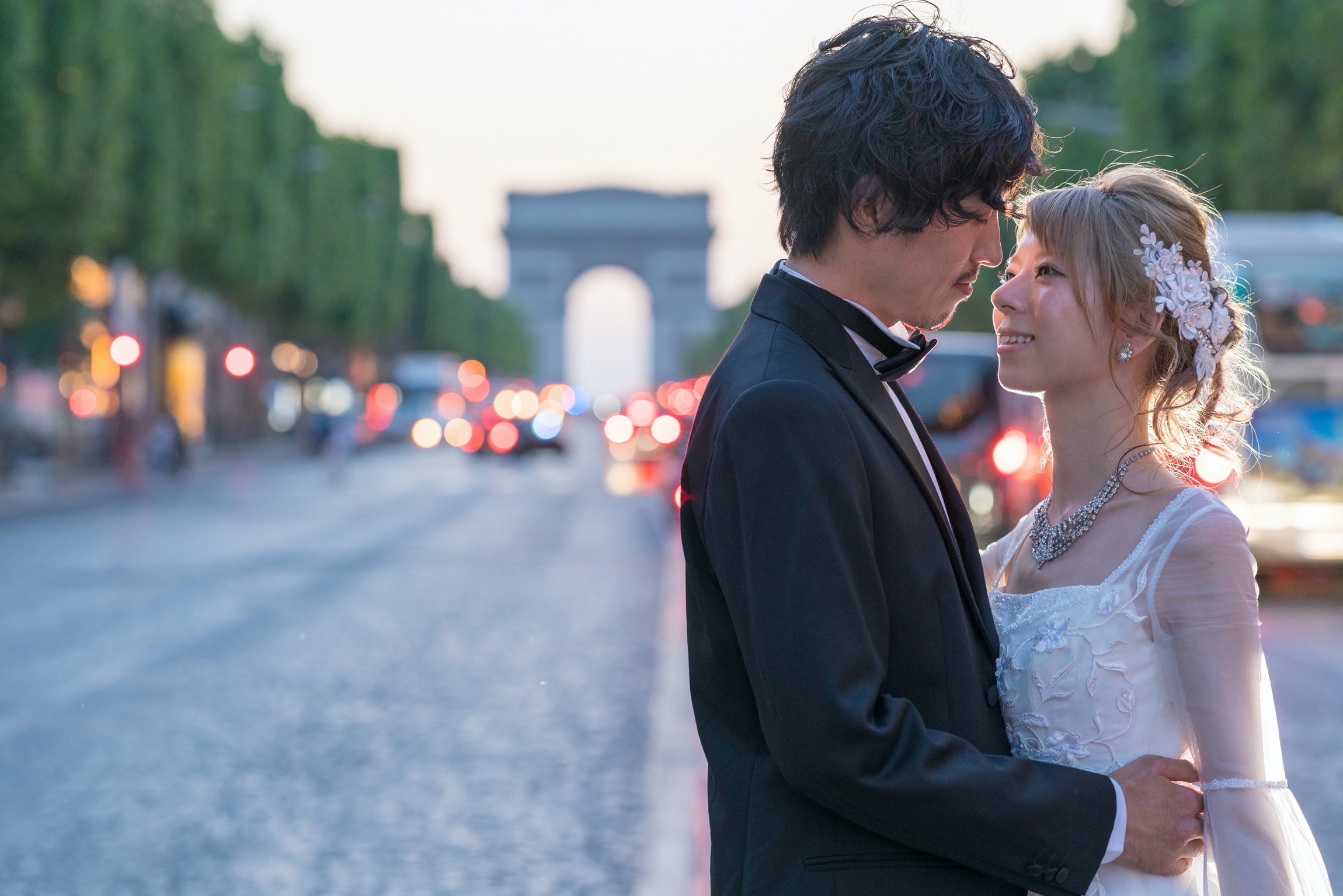 La photographie de mariage de nuit est le meilleur moment pour transformer les feux de circulation et les phares en un écrin de boules floues