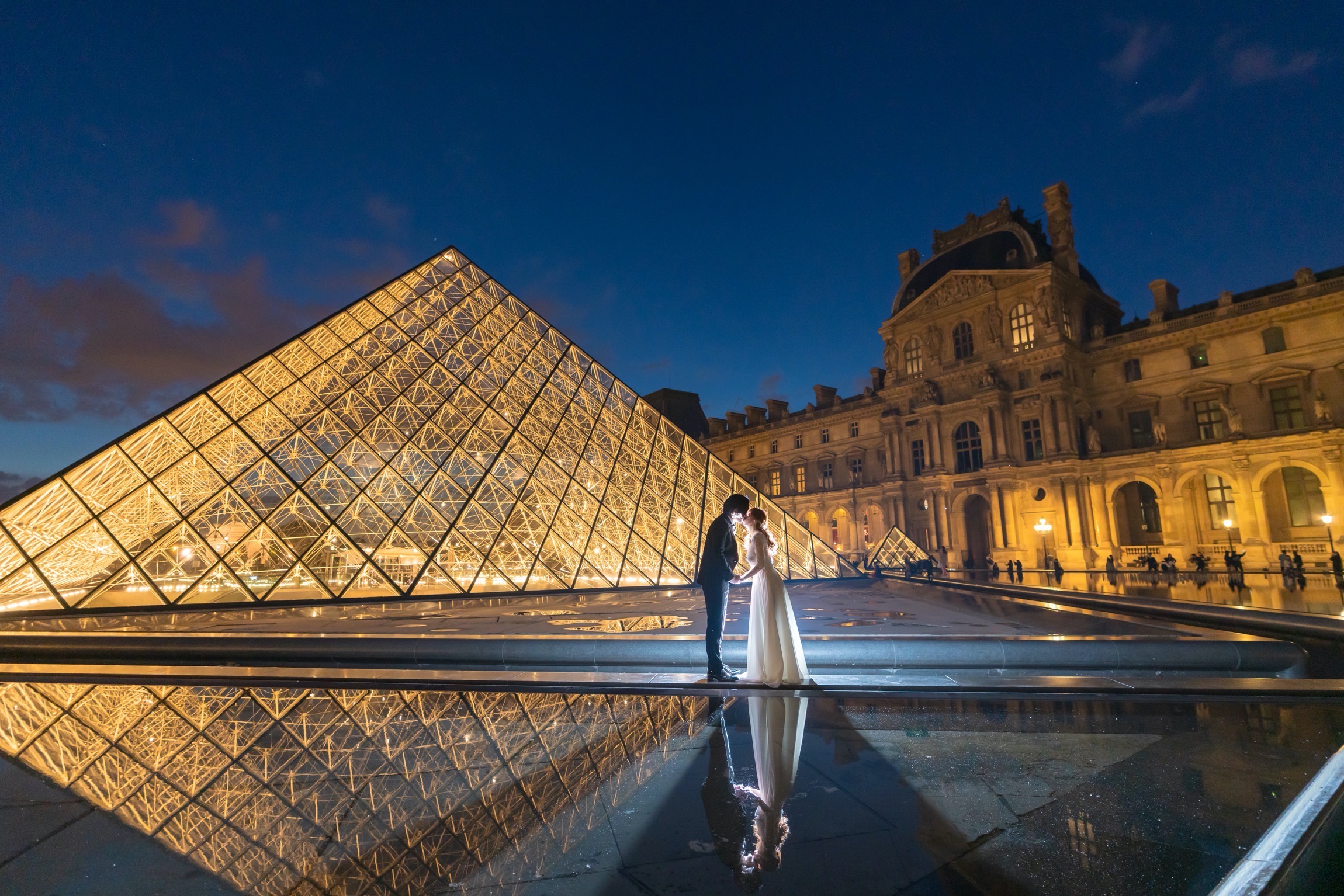 L'éclairage utilisé pour les photos de mariage de nuit est une technique essentielle pour attirer l'attention sur le sujet principal, à la manière d'un projecteur