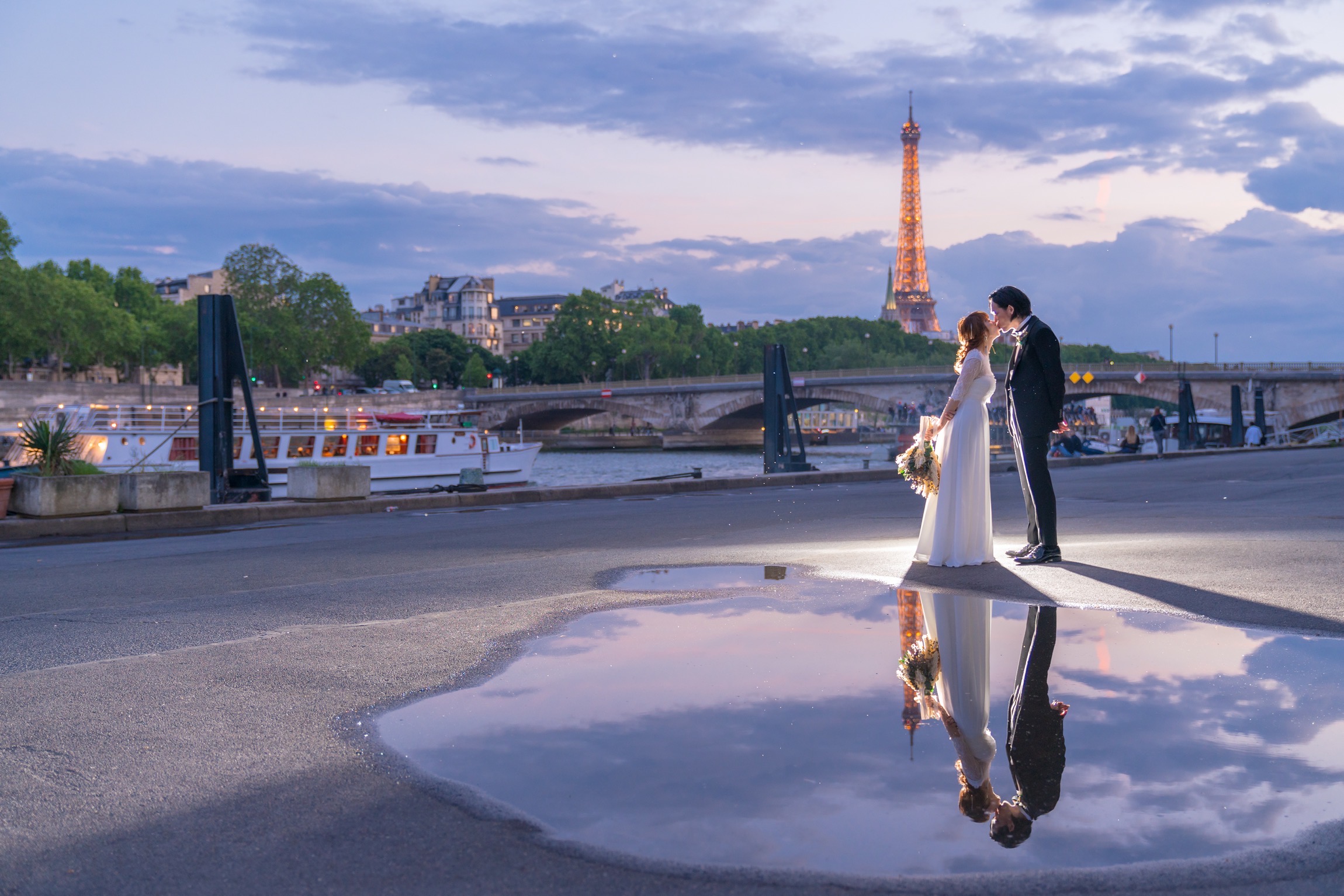 La photographie de mariage de nuit à Paris est l'occasion d'utiliser pleinement les techniques de réflexion de haut niveau