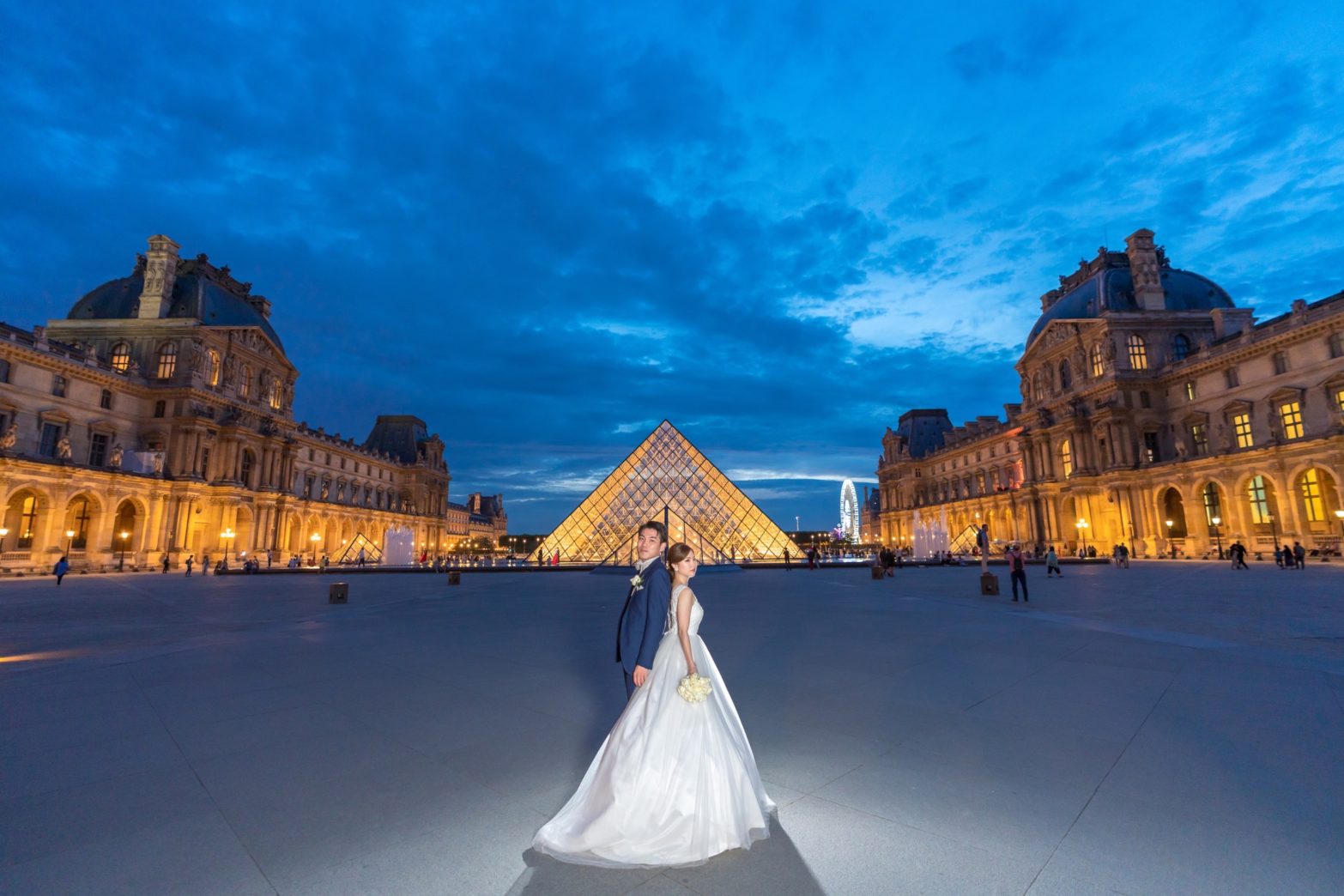 ルーブル美術館でブルーアワーにハネムーンフォト