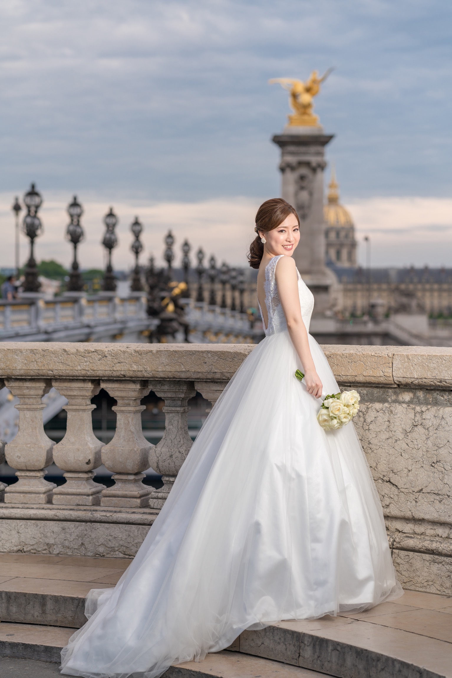 アンヴァリッドを背景にハネムーンフォト