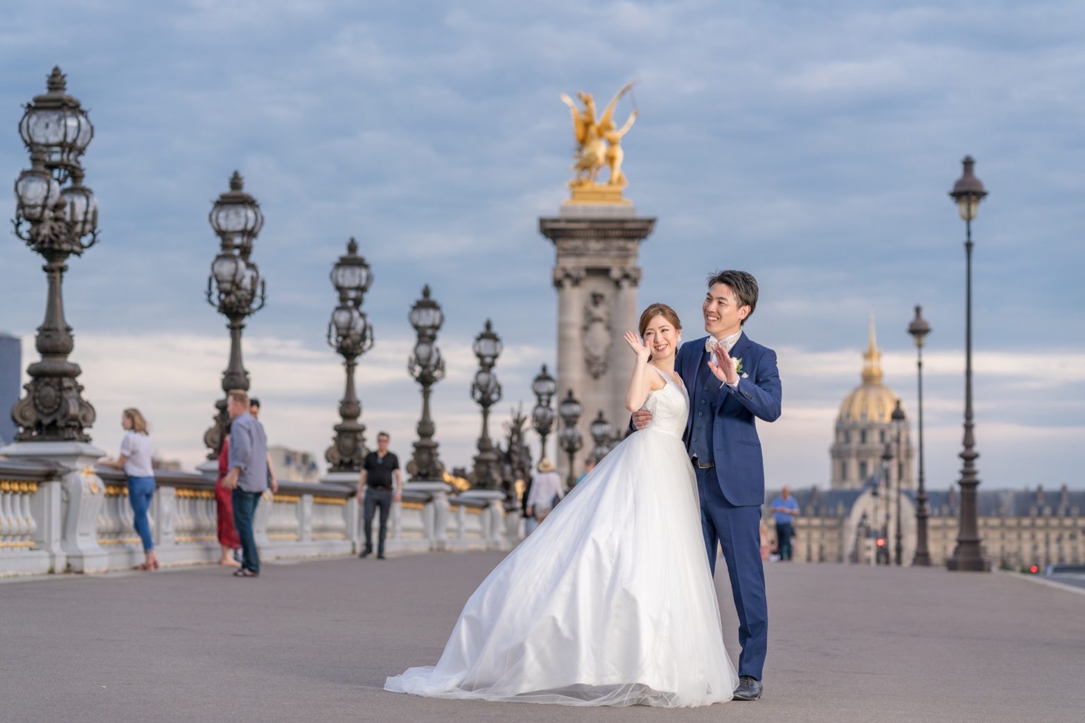 アレクサンドル三世橋でライティングを用いてハネムーンフォト