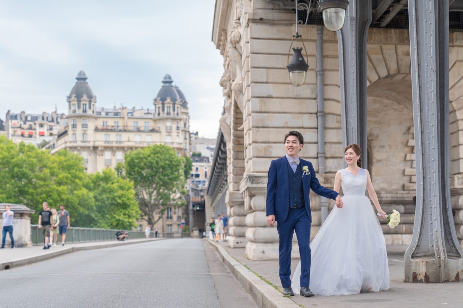 高架下でのデートシーン