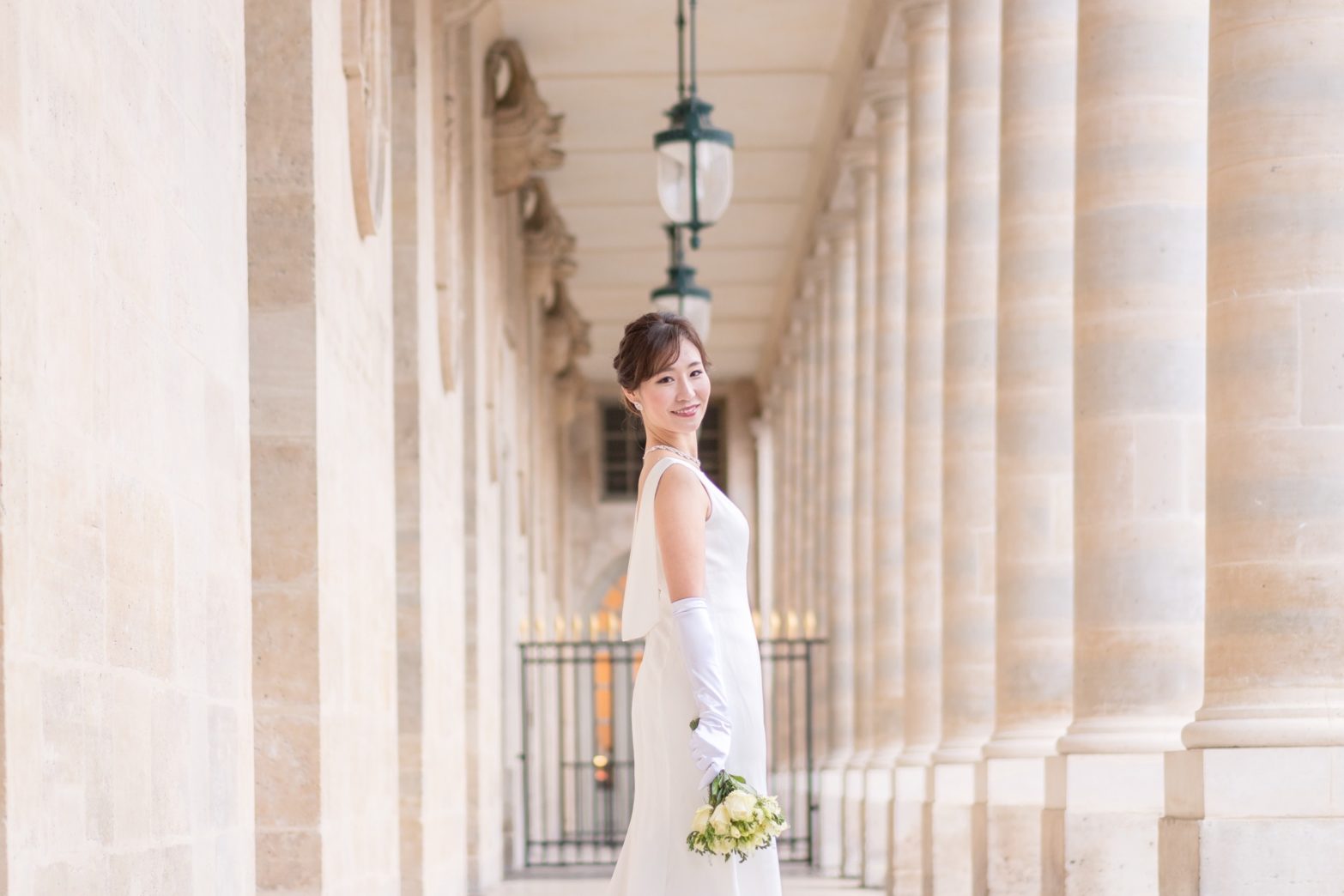 パレ・ロワイヤル：柔らかい光の回廊＆ピンクのマグノリアが美しい中庭