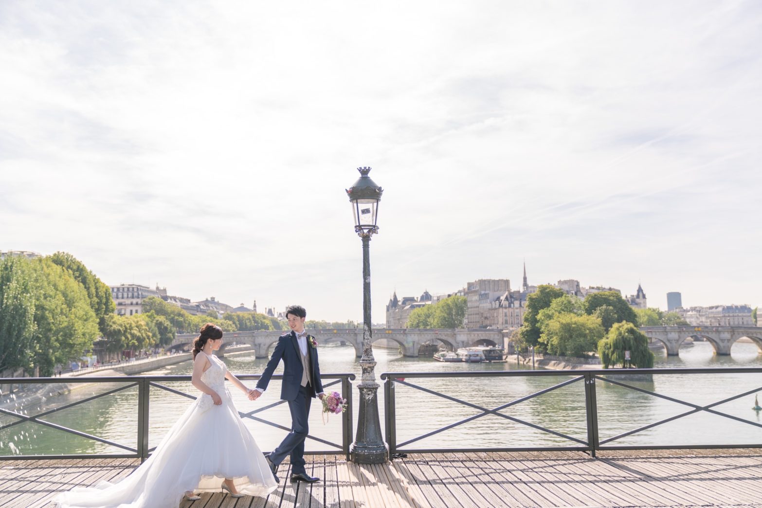 芸術橋（ポンデザール）：セーヌ川とシテ島をバックに手を取り合って