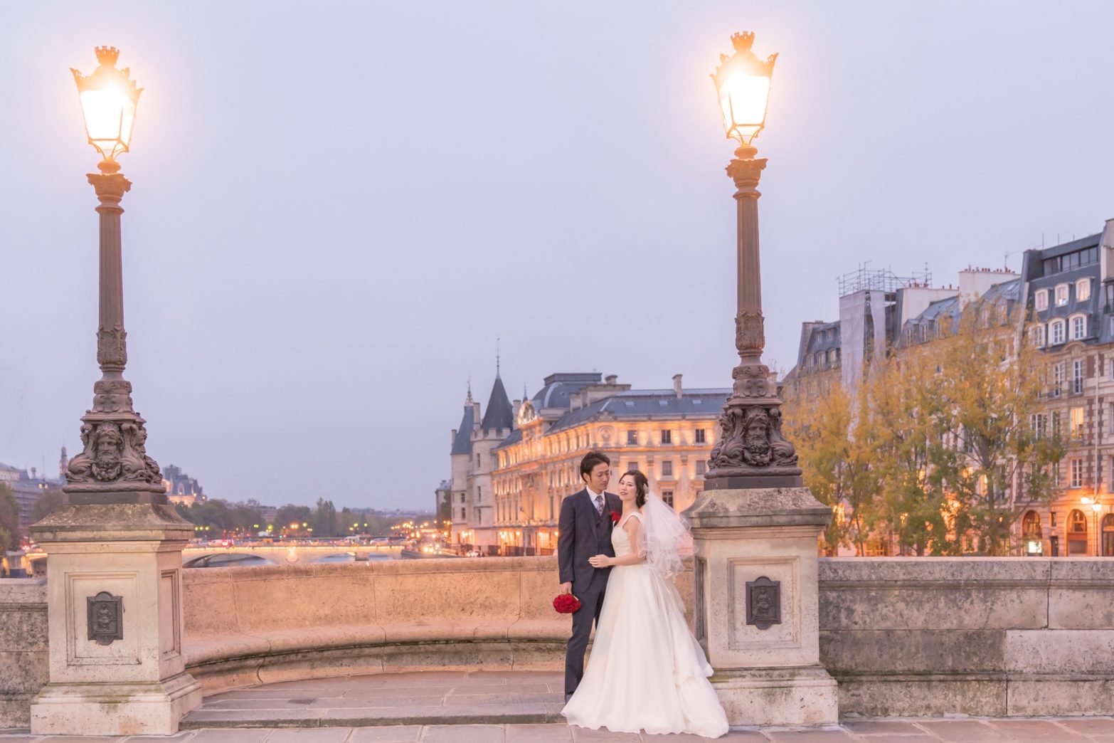 夕方のポンヌフ橋 - ウェディングフォトツアー