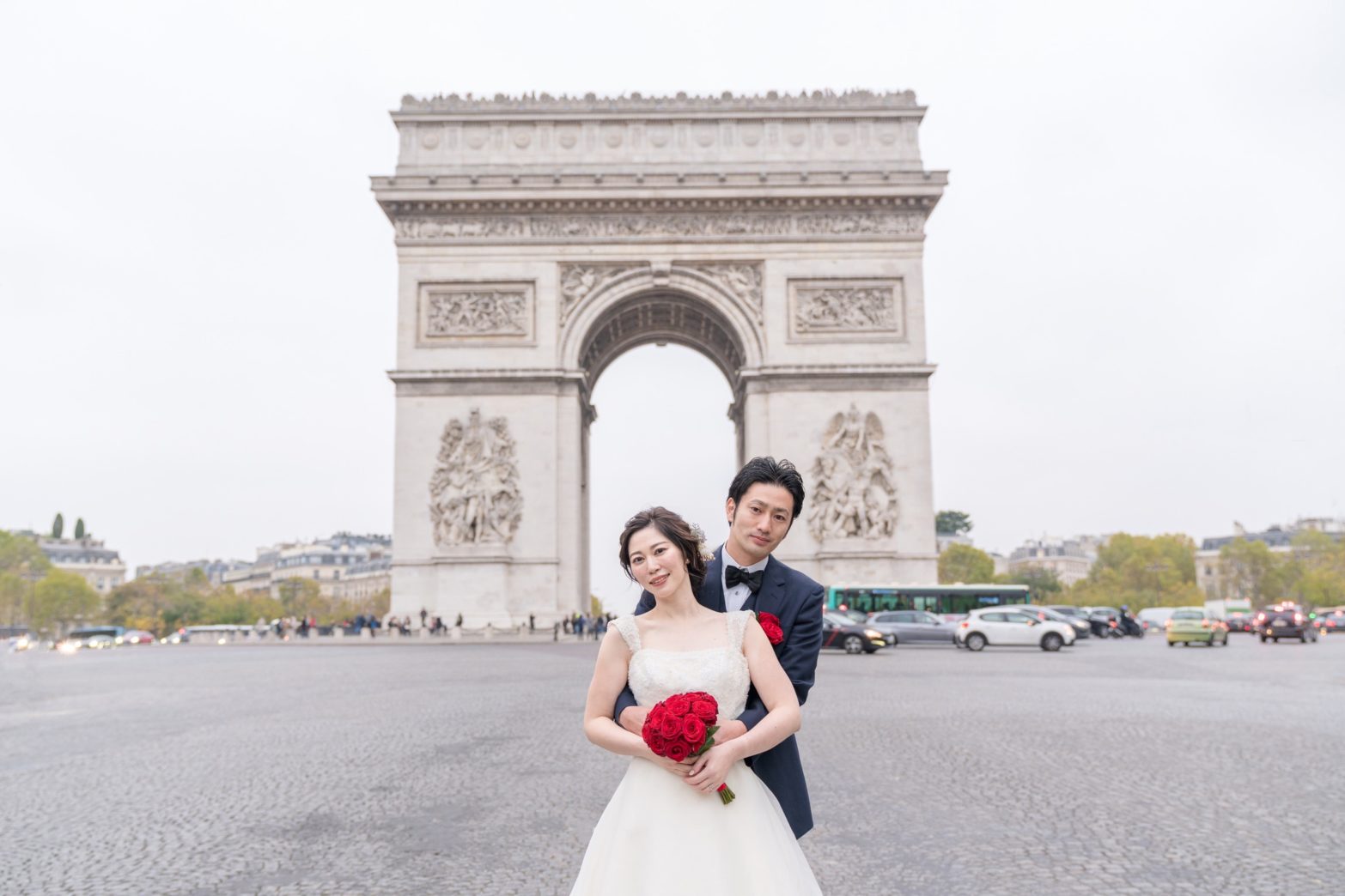 晩秋の紅葉がよりウェディングフォトをロマンチックに彩る