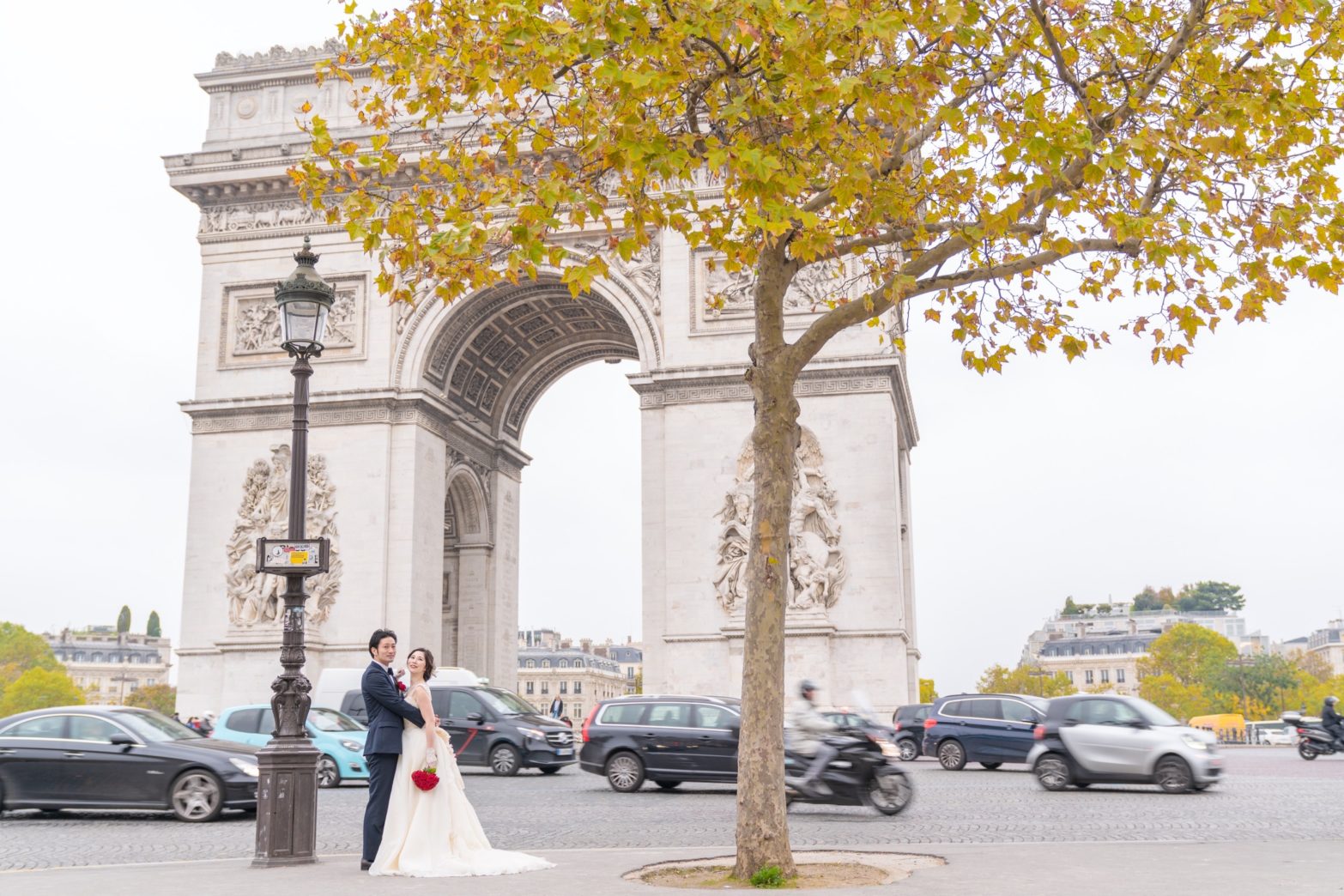 凱旋門でフォトウェディング – Studio Lazuli