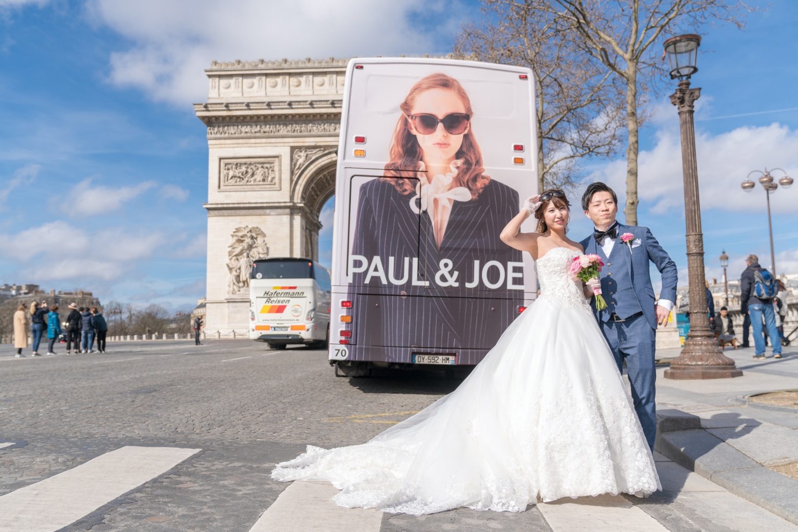 凱旋門でフォトウェディング – バス広告だってパリらしさを演出