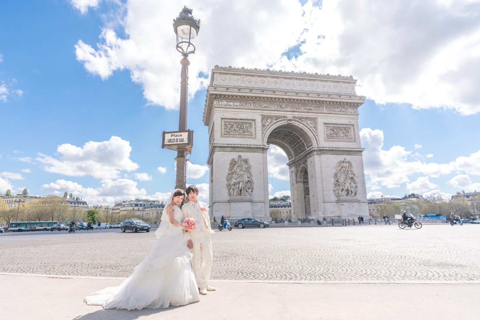 凱旋門でフォトウェディング – 真夏の青空と凱旋門をバックに爽やかウェディングフォト