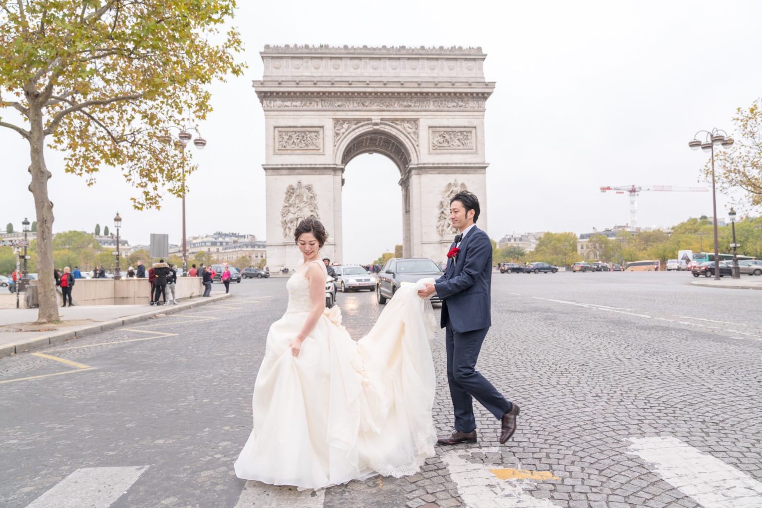 凱旋門でウェディングフォト – シャンゼリゼ通りを横断