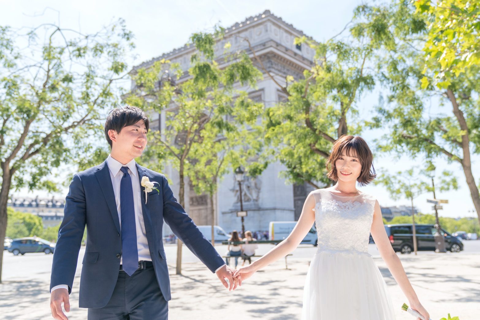 凱旋門でフォトウェディング - 半逆光で髪ツヤ＆やわらか効果を活用したウェディングフォト