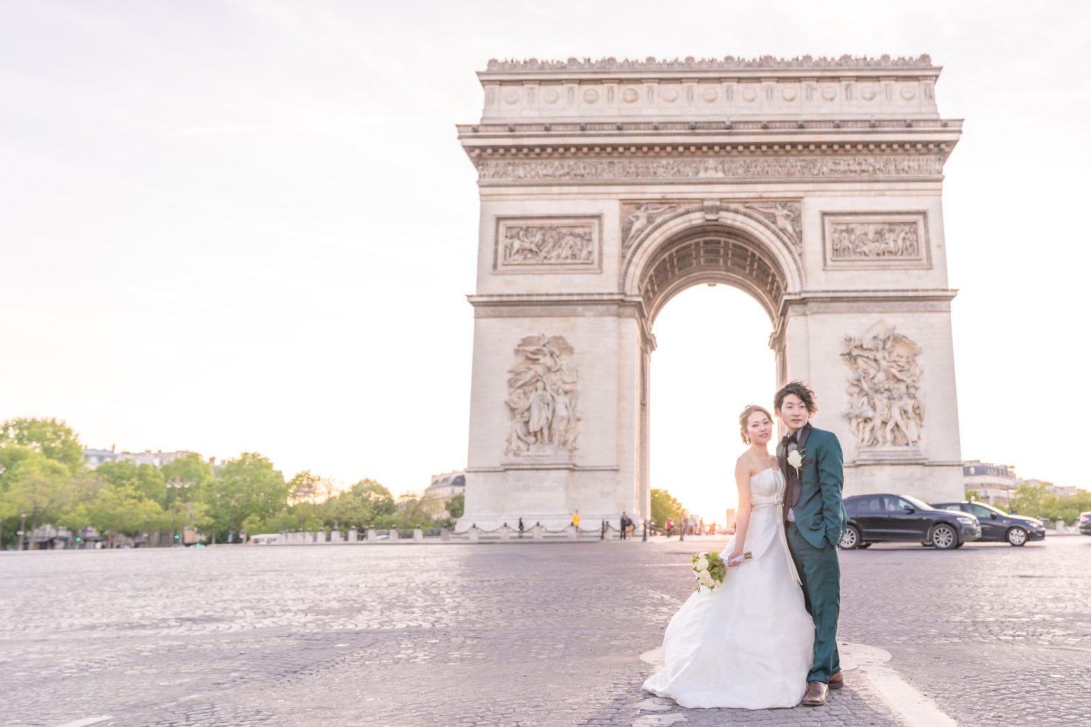 凱旋門でフォトウェディング - ゴールデンアワーはよりドラマチックなウェディングフォト