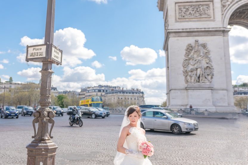 凱旋門でフォトウェディング – 花嫁のソロショット
