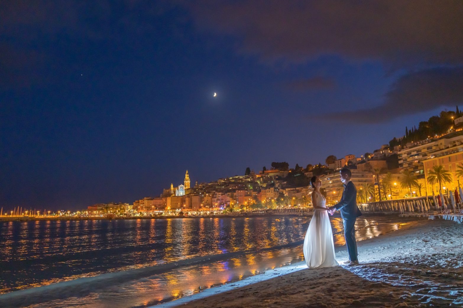 マントンの浜辺でウェディングフォト