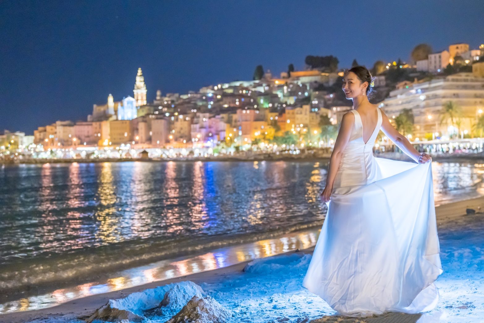 マントンの浜辺でナイトウェディングフォト