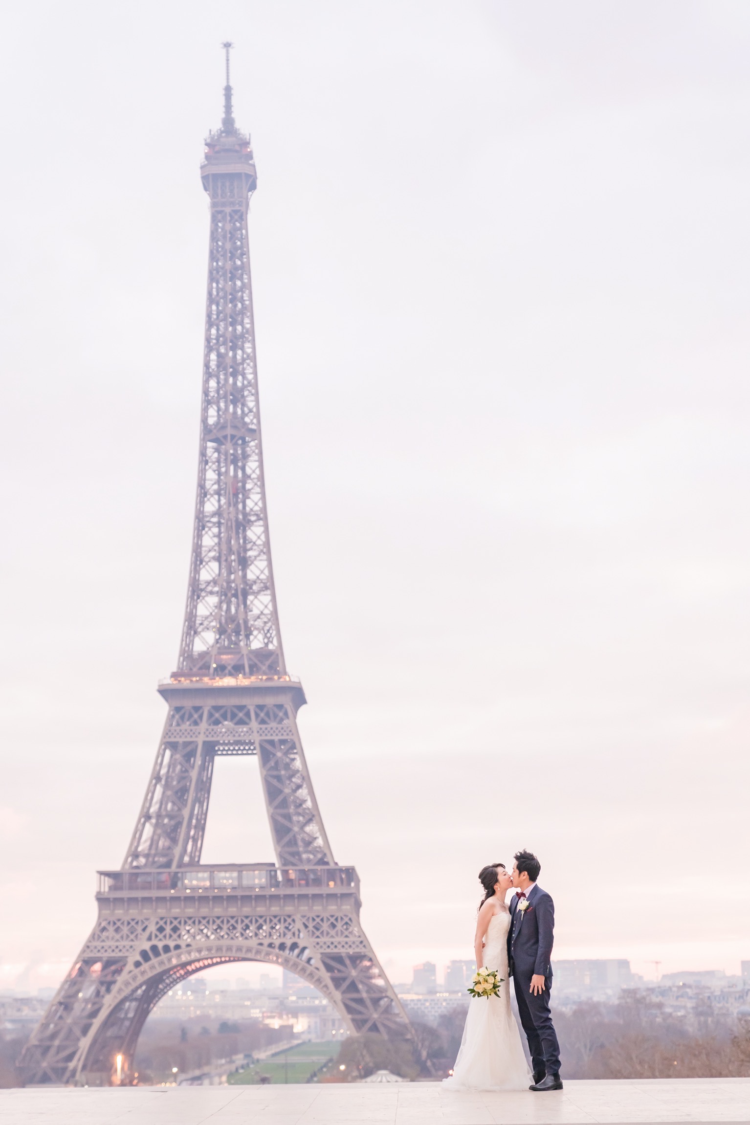 【エッフェル塔でウェディングフォト】 – パリのシンボル⑨
