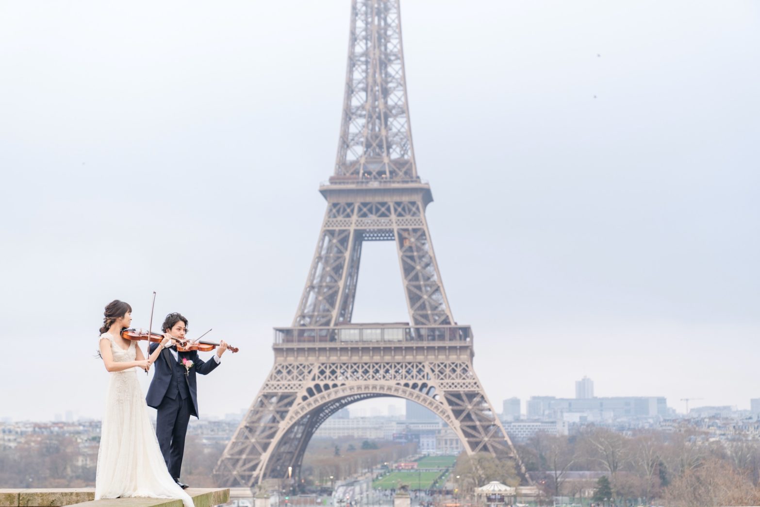 【エッフェル塔でウェディングフォト】 – パリのシンボル③