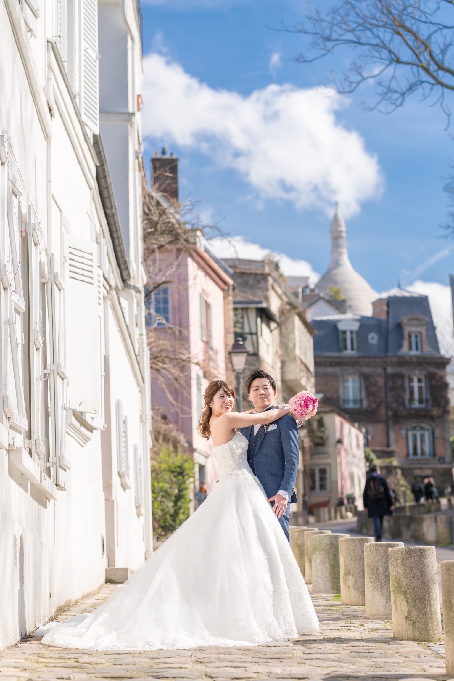 午後イチは青空とサクレクール寺院をバックに爽やかウェディングフォト