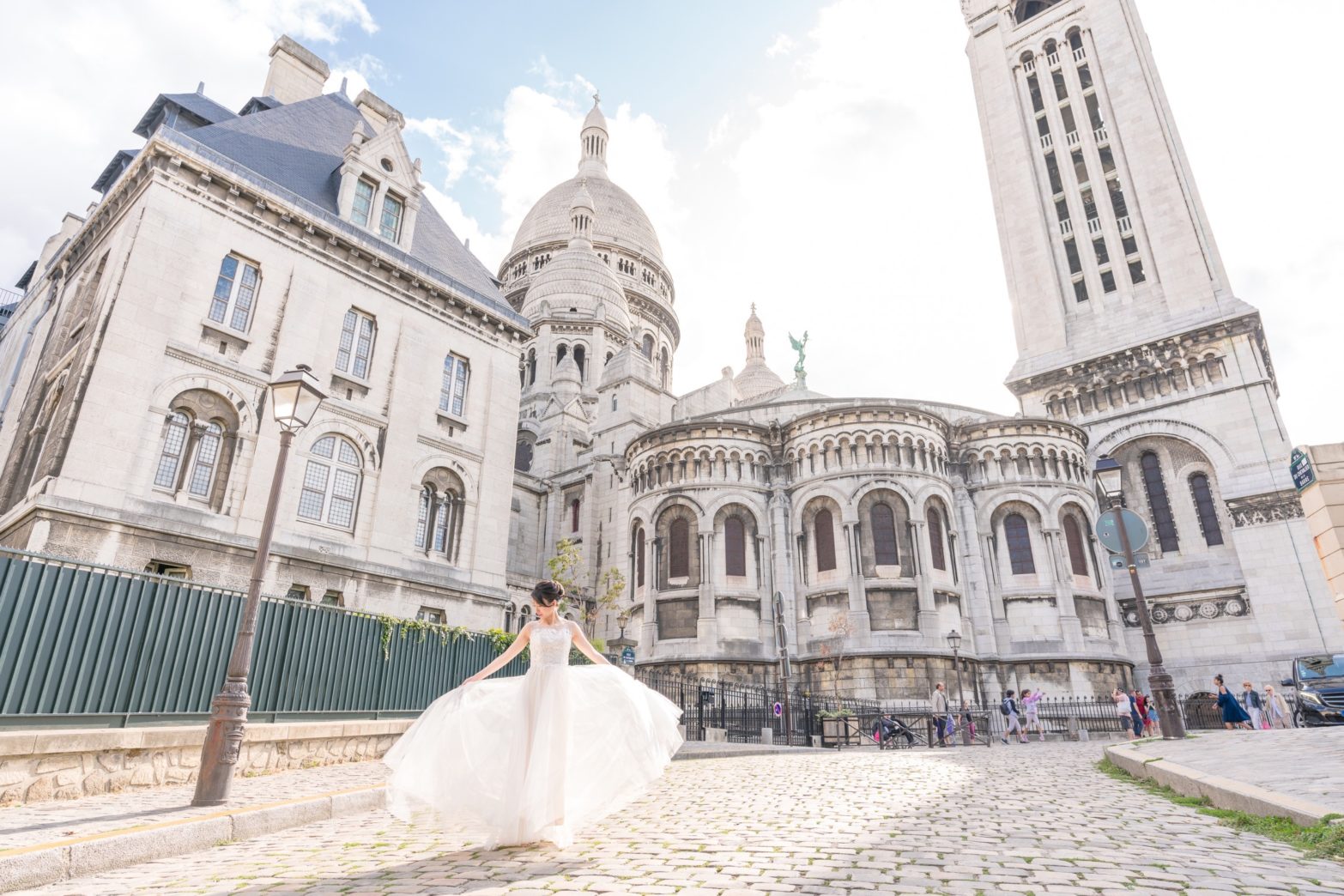 午後の遅い時間帯はサクレクール寺院裏で半逆光ウェディングフォト