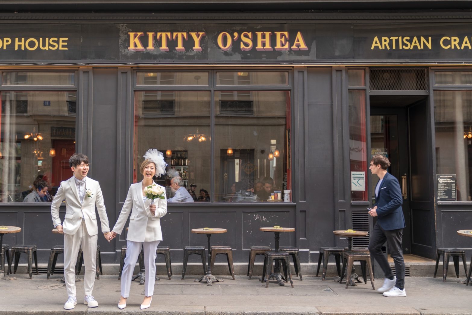 カフェの前を散歩しながら撮影するスタイルもパリらしくて魅力的