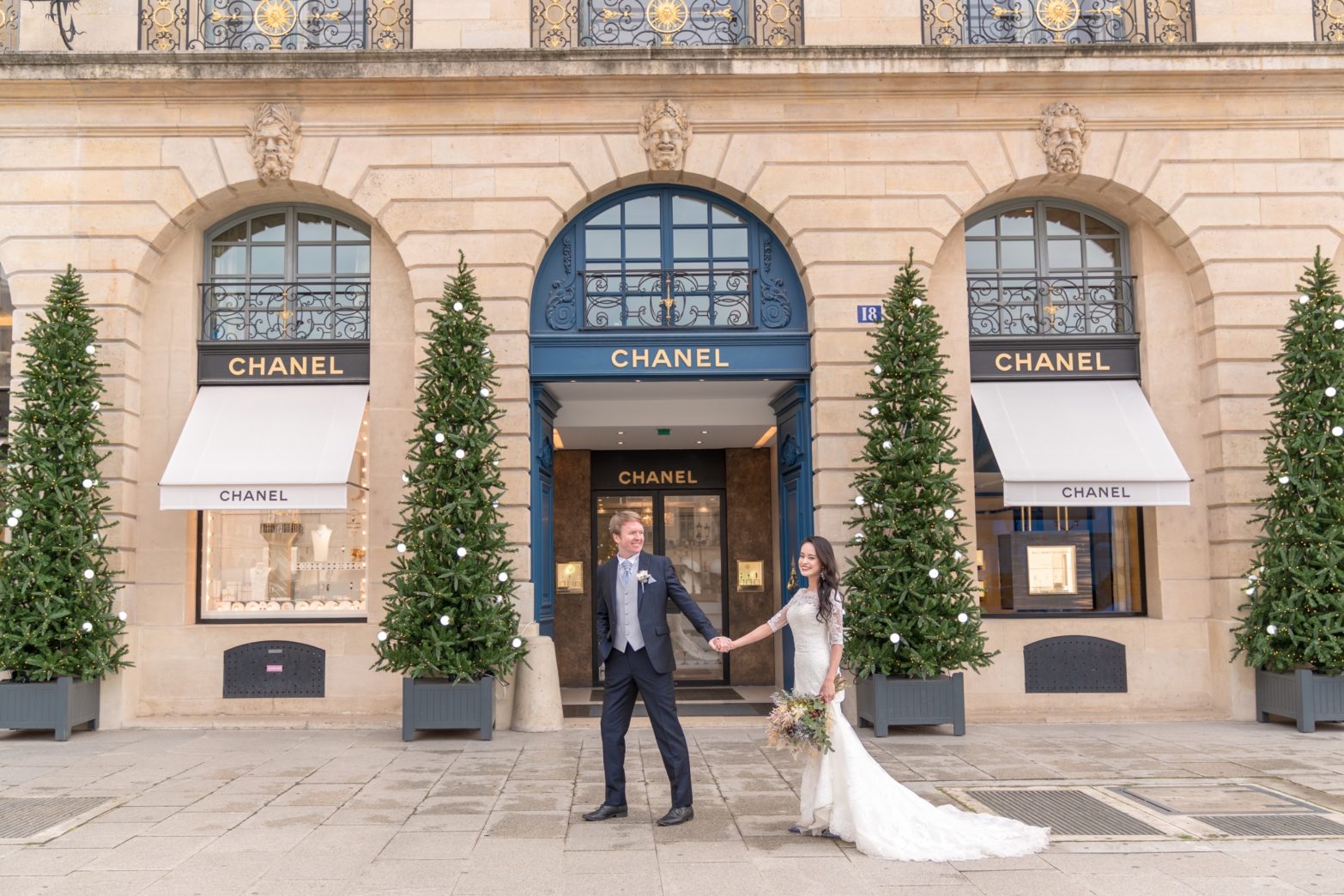 【ヴァンドーム広場でウェディングフォト】 – パリ王室広場のシャネル