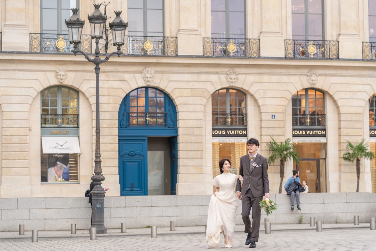 自然体で歩くだけで絵になるのがパリウェディングフォトのマジック