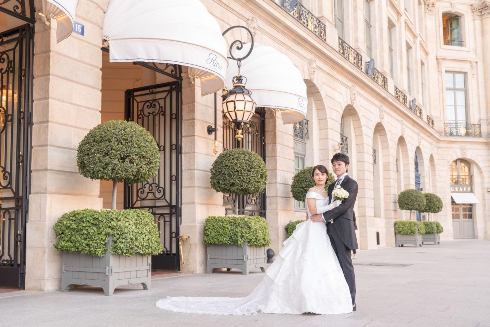 オテル・リッツ・パリ前でロマンチックウェディングフォト