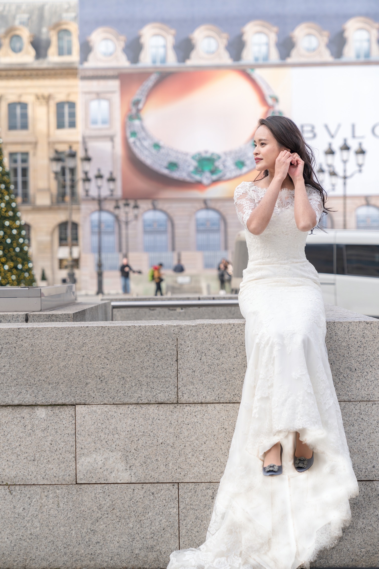 花嫁が衣装やアクセサリーを直す瞬間は自然体で撮るシャッターチャンス