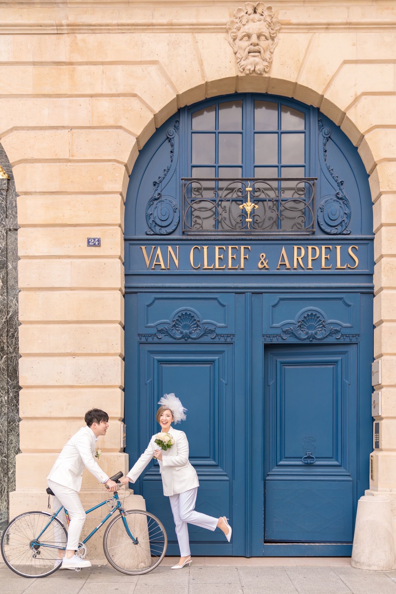 ヴァンクリーフ＆アーペル前で自転車を使って可愛いウェディングショット