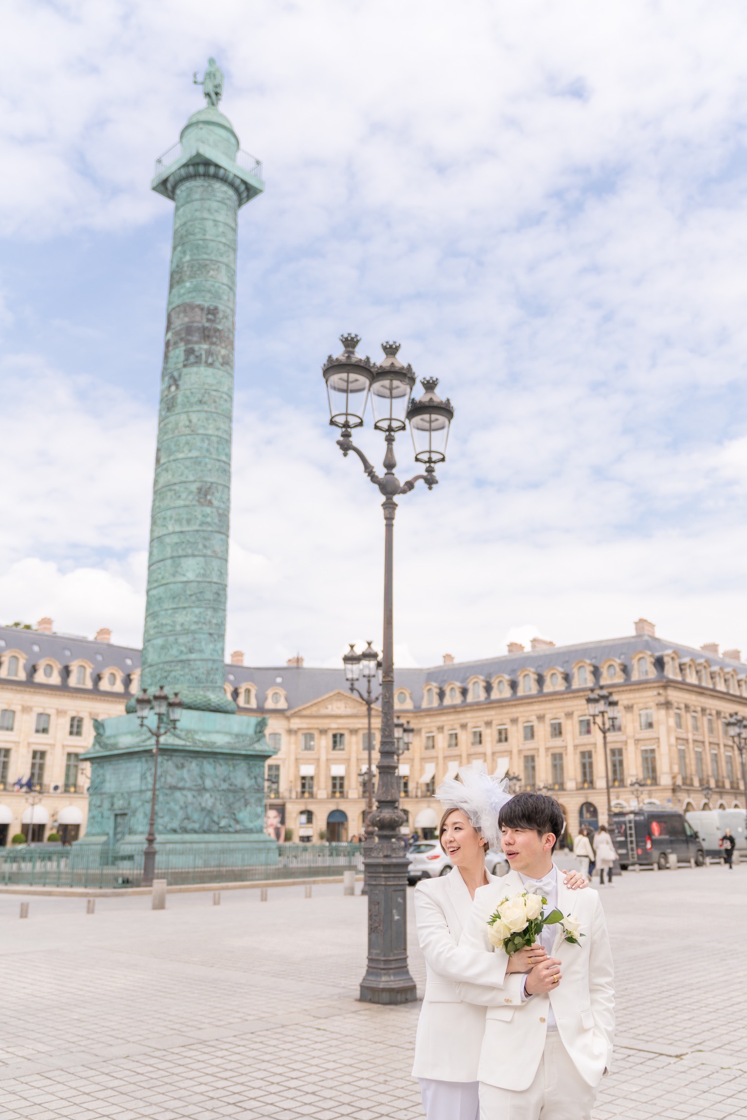 スーツ姿のウェディングフォトもパリの街並みにマッチしてオシャレ