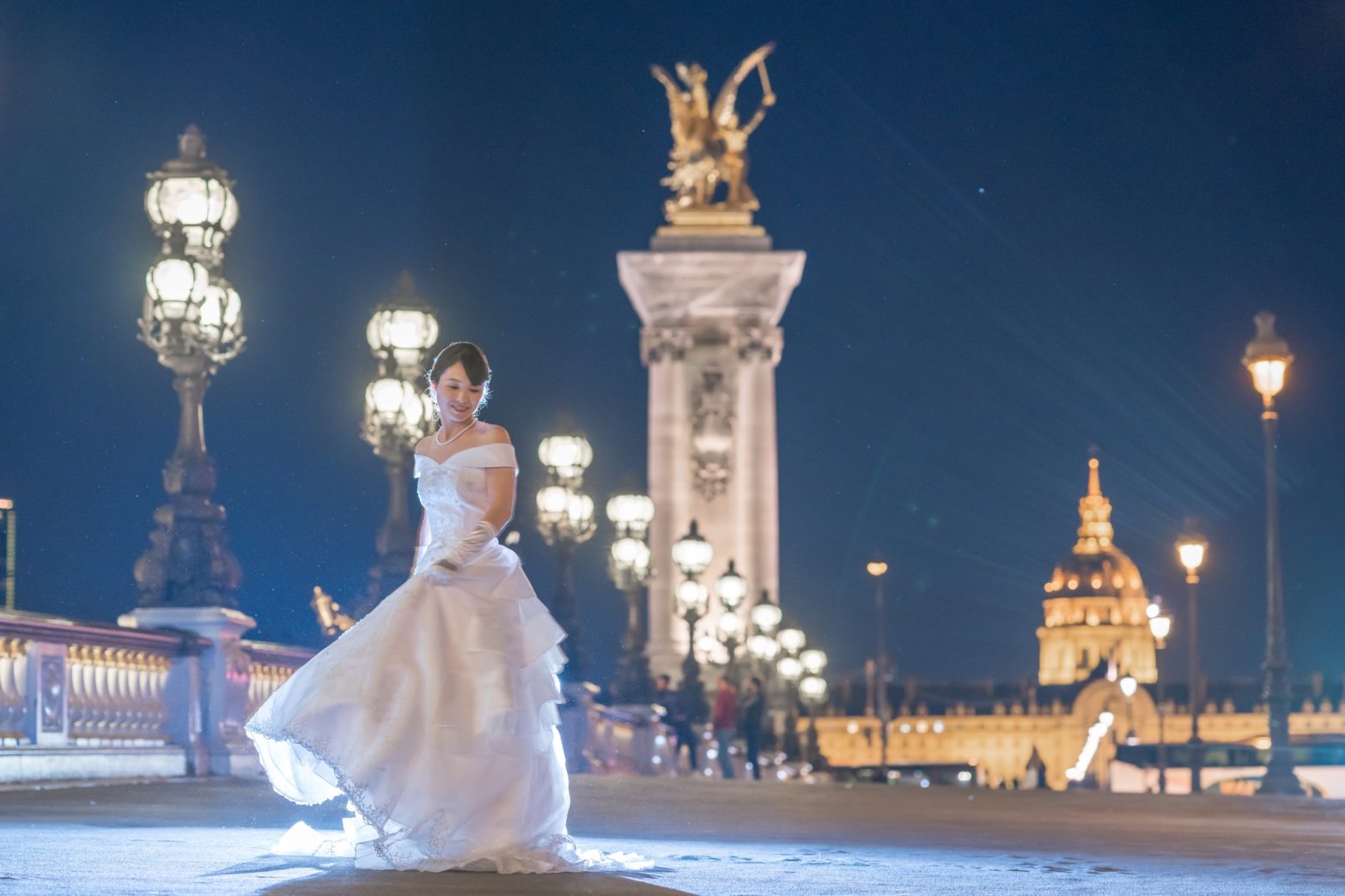 アレクサンドル三世橋でナイトウェディングフォト